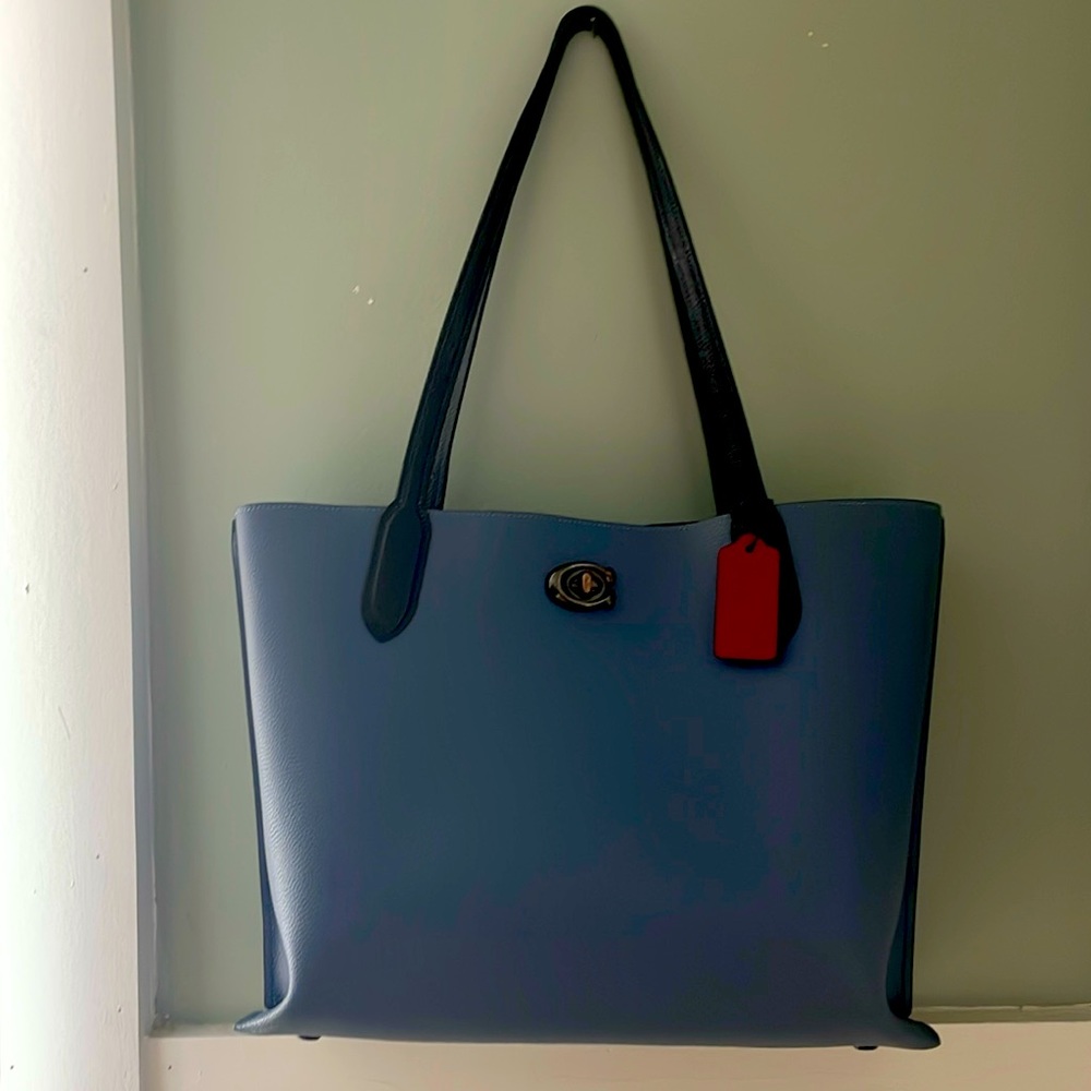 Coach gross grain leather shoulder bag. Perfect for use as computer tote.